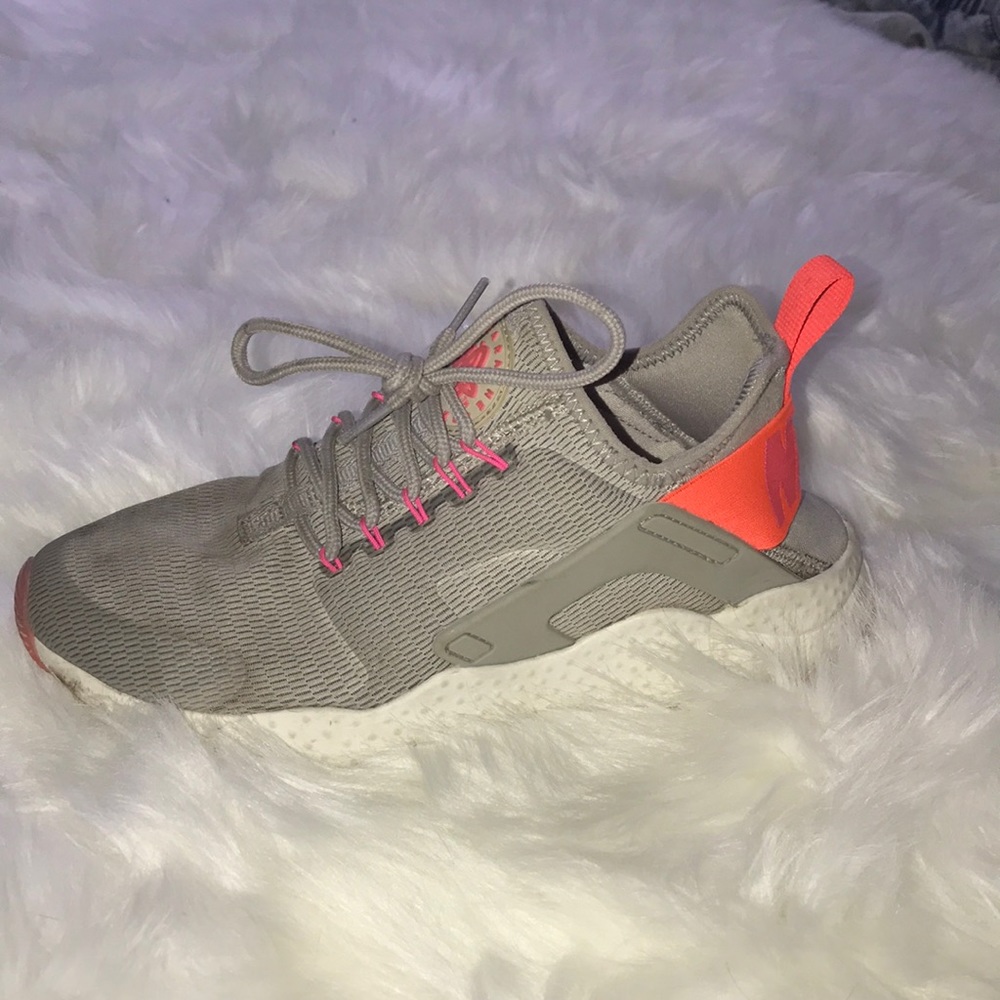 Super cute gray, orange, pink huaraches!!!